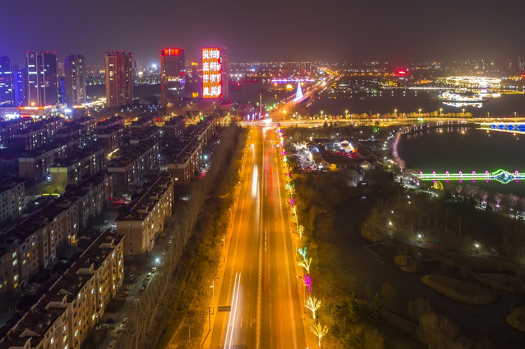 山东滨州张灯结彩迎新年大地腕表亮相中海景区