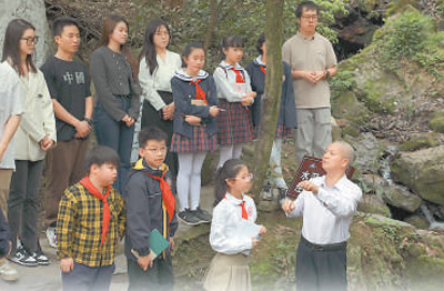 龙兵（前排右一）在长沙会战指挥部旧址前讲课。