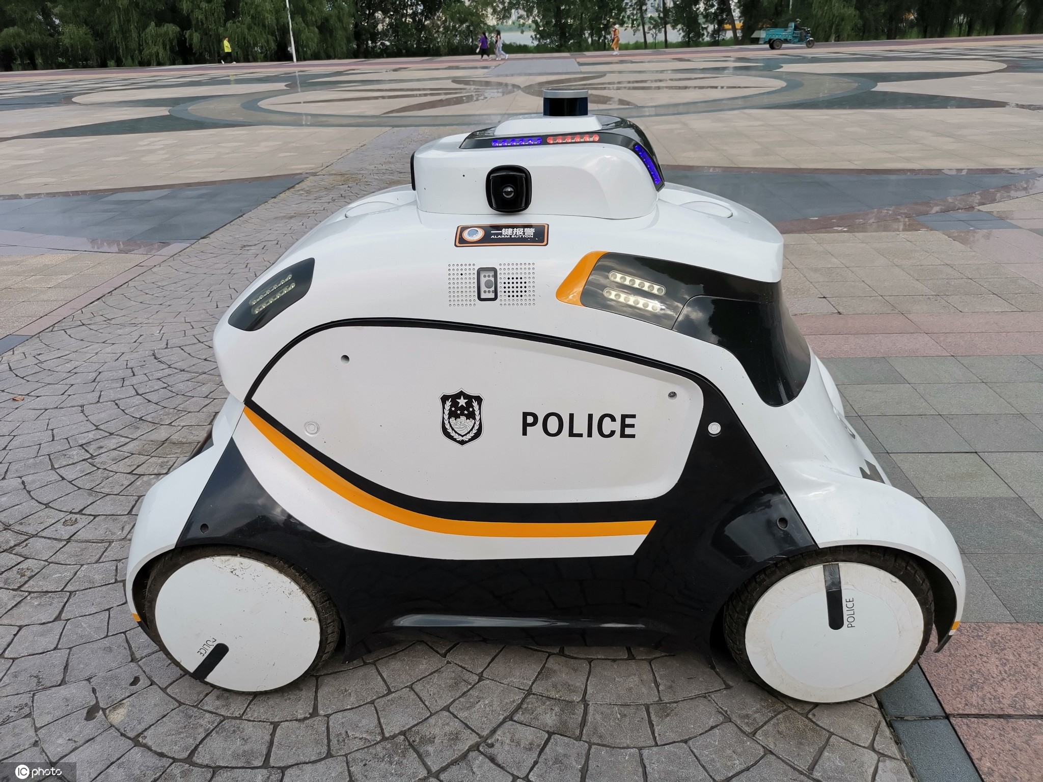 无人巡逻警车亮相武汉汉口江滩