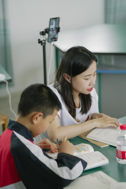 摘星阁创始人张嘉怡在直播现场与学生交流