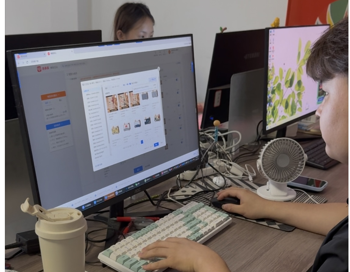 在齐氏布艺加工厂，员工在设计窗帘布。周欢摄