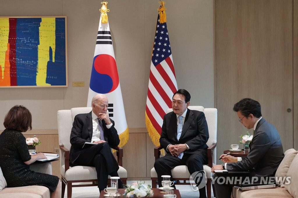 5月21日，在首尔总统府，韩国总统尹锡悦（右）与美国总统拜登在单独会谈上交谈 图自韩联社