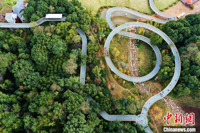 公园植入智能化元素，打造一条融汇诗意生活与自然生态的快“乐”步道，营造生趣盎然的揽景游山绿色开放空间。 刘占昆 摄