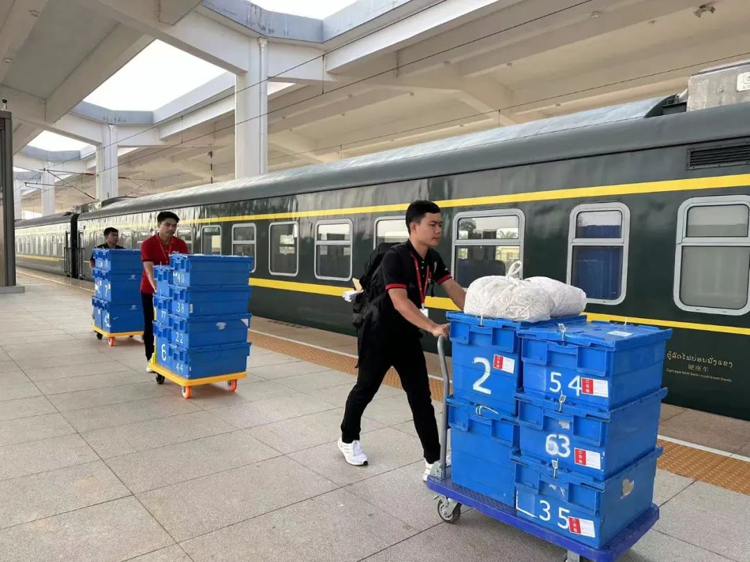 老挝宏阿伦快递公司工作人员将快递运至万象站,准备搭乘中老铁路列车发往北部城市孟赛。孙广勇摄