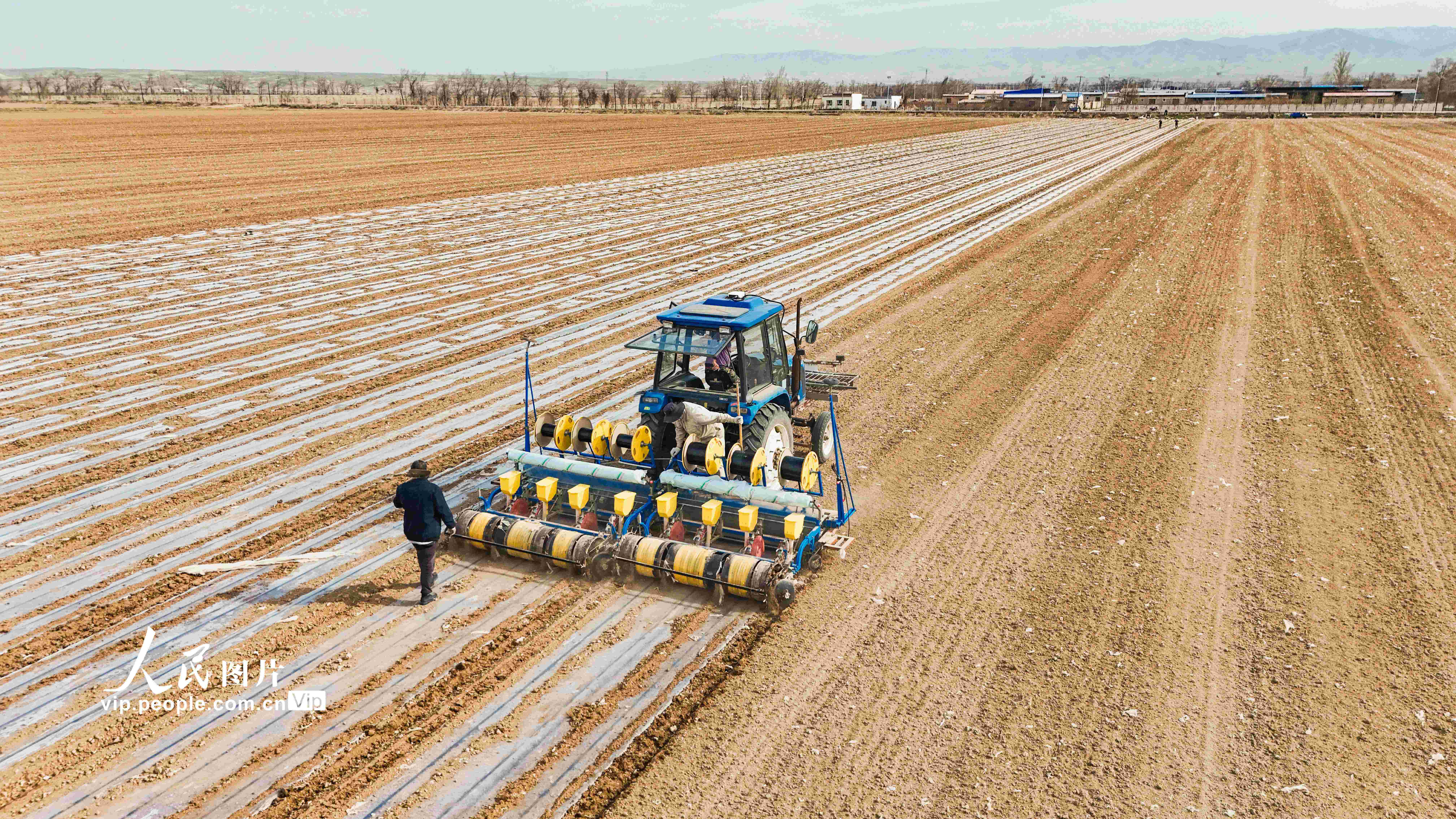 农机手正驾驶安装北斗卫星导航定位系统的播种机沿着事先设定好的路线
