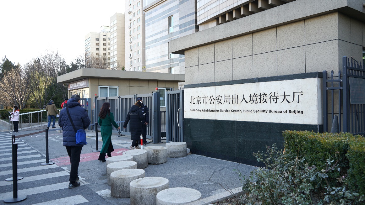 探访北京市公安局出入境接待大厅:证件办理量明显增加