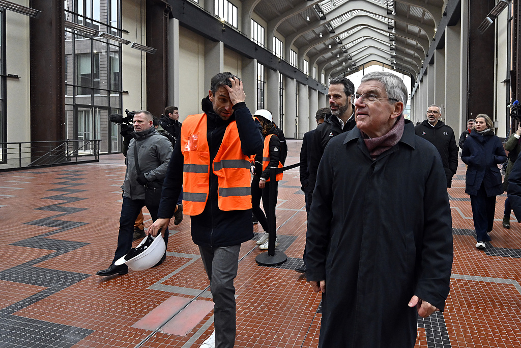 当地时间2023年12月1日，法国巴黎，国际奥委会主席巴赫参观巴黎奥运村。（视觉中国）