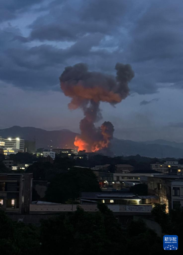 3月31日傍晚，布隆迪经济首都布琼布拉传出持续爆炸声，火光和浓烟升上天空。新华社发