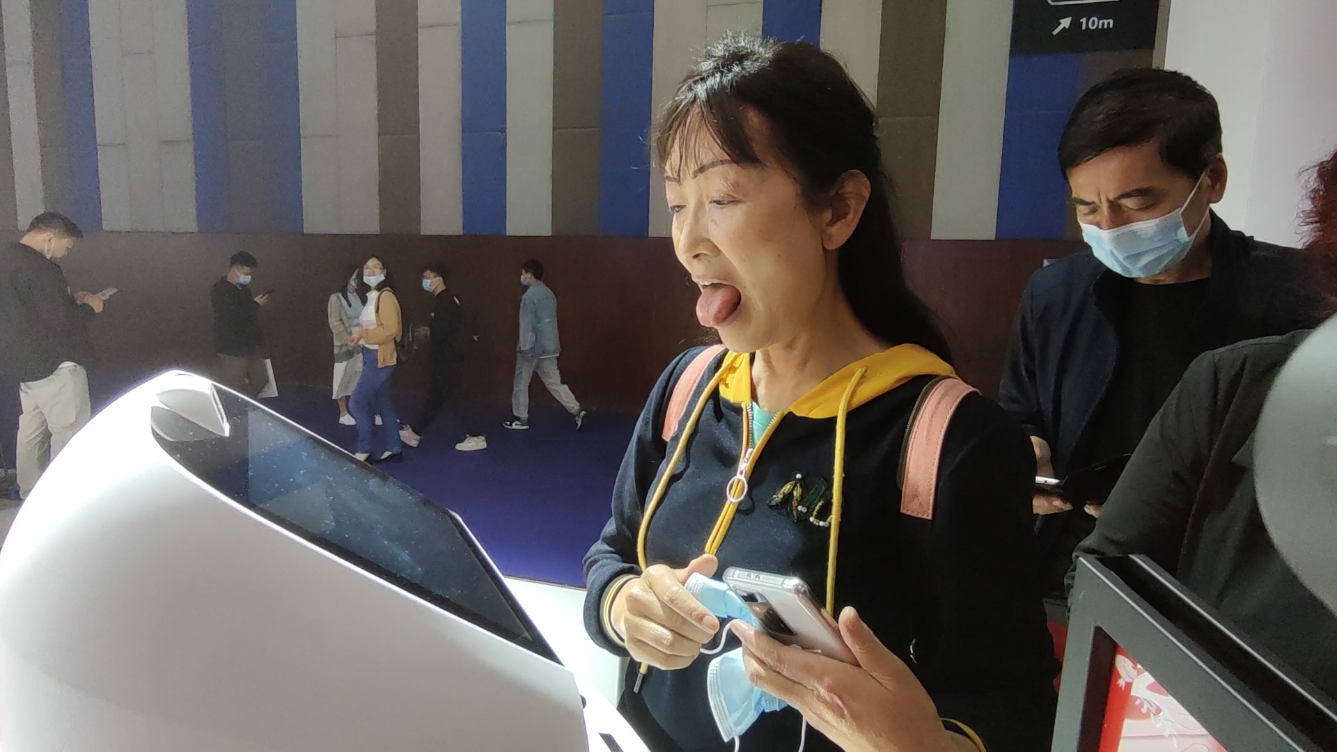 数智变物致新吐舌头伸双手机器人医生这样看病