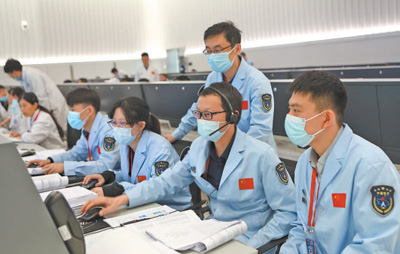 中国航天员中心飞控试验队执行神舟十二号飞控任务。孙 伟摄