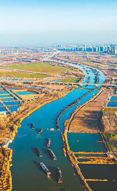 江苏省宿迁市京杭大运河上货运船只穿梭往来.陈 红摄(人民图片)