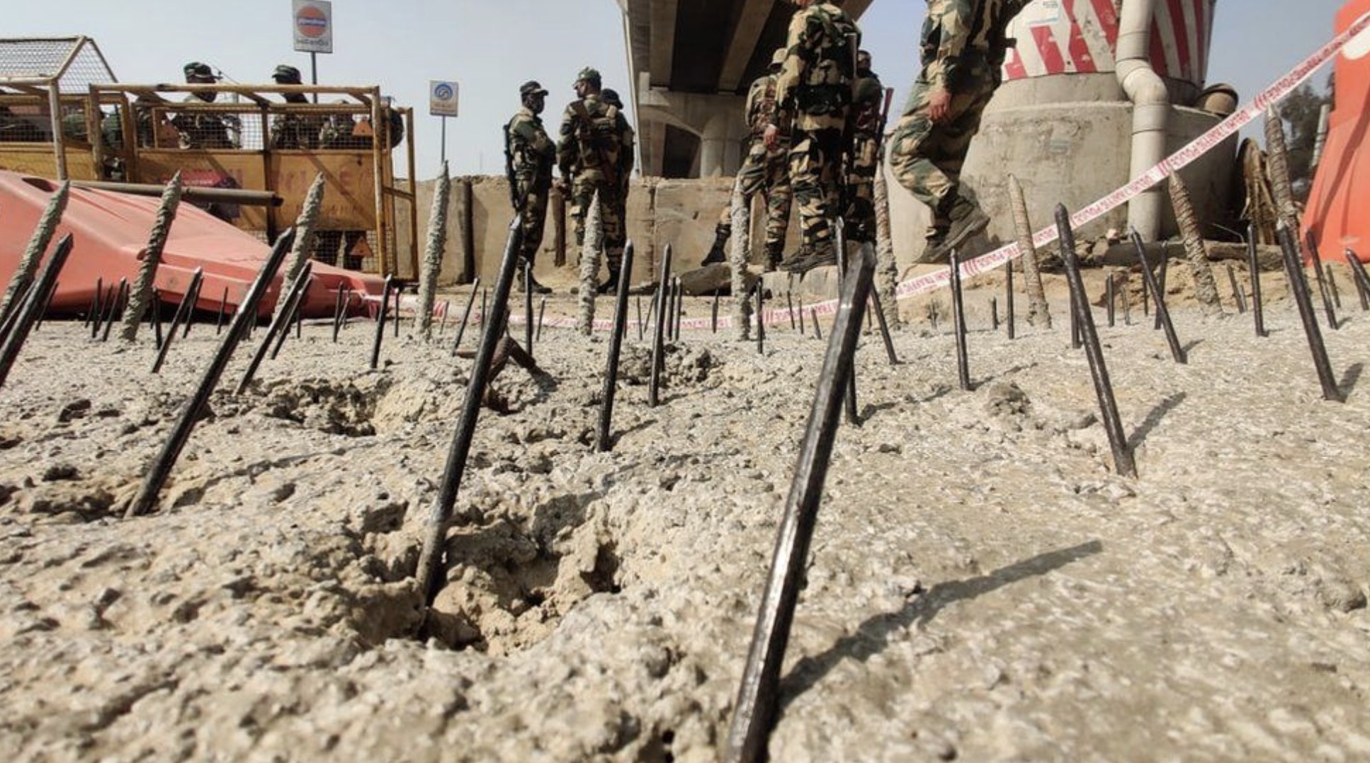 布满铁钉的路面 图源:外媒