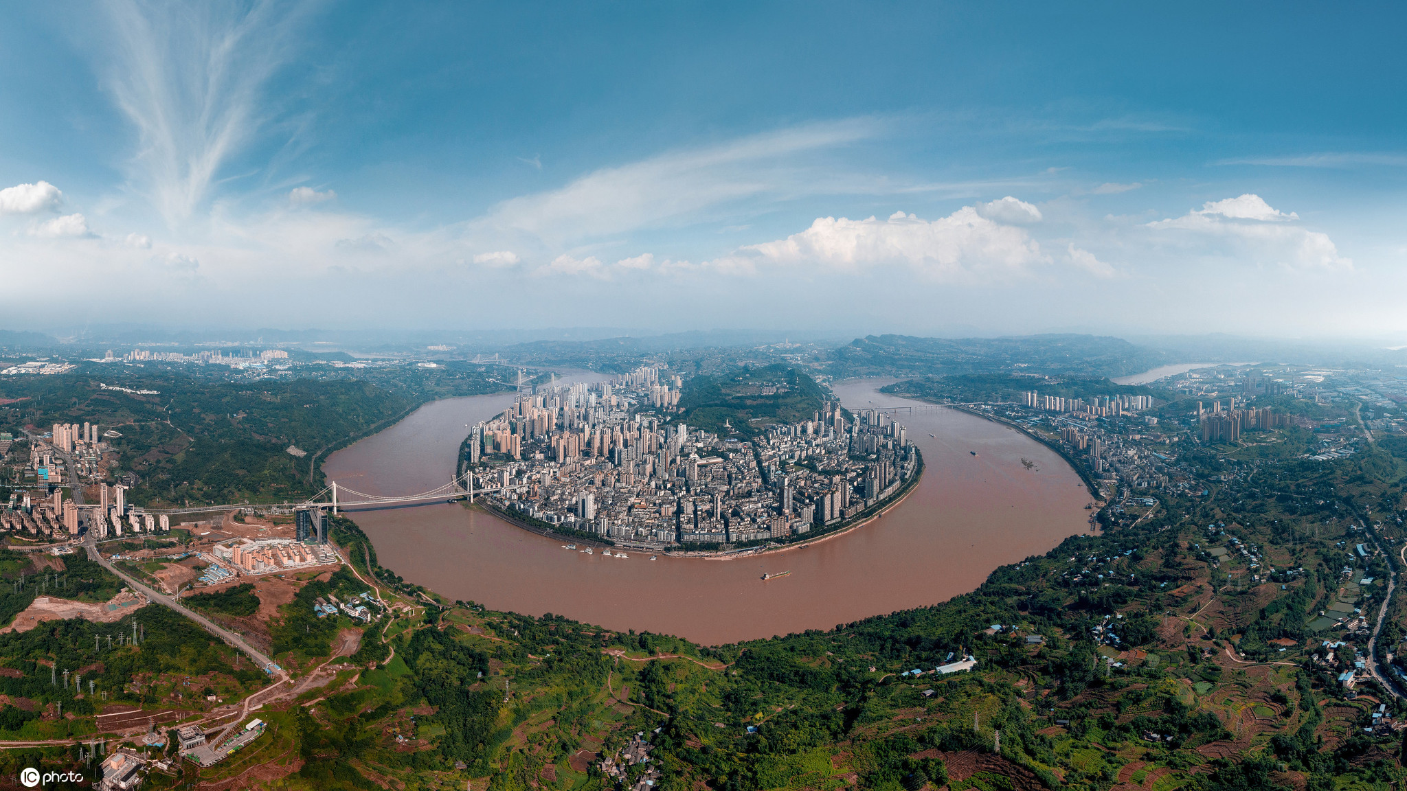 由于连降暴雨,长江水位不断上涨,雨后实拍长江江津段江面,几乎与两岸