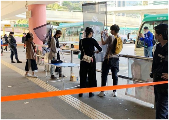 该组织成员在路边设置街站（街边摊位）。图自香港“东网”