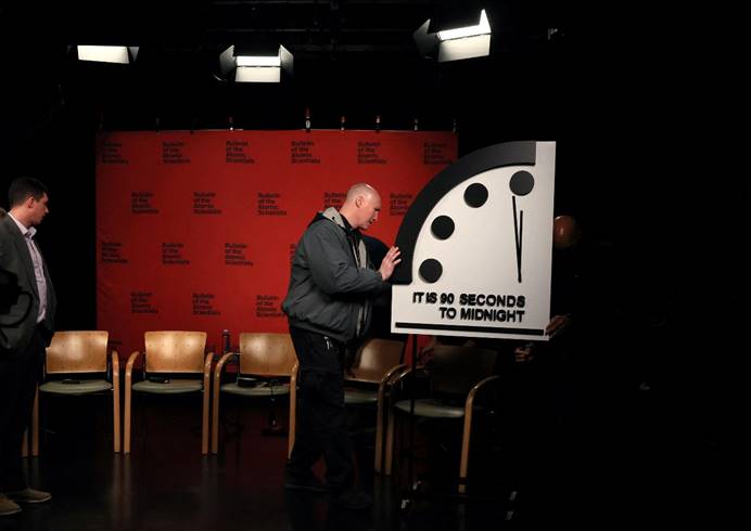 1月24日美国《原子科学家公报》杂志的科学家小组宣布将“末日之钟”拨快10秒前，工作人员将“末日之钟”安置在美国华盛顿国家新闻俱乐部。图源：外媒