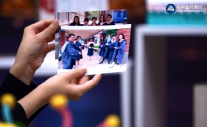 学生围抱着叶青老师