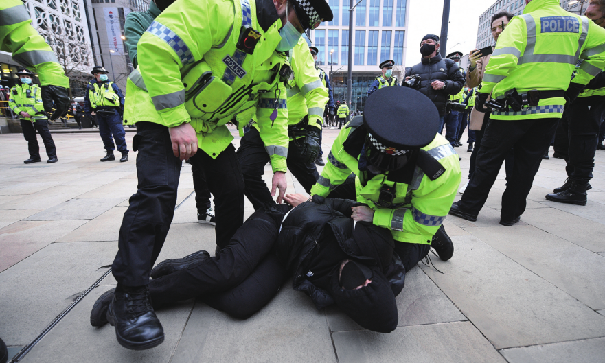 当地时间27日,曼彻斯特警方逮捕一名示威者.