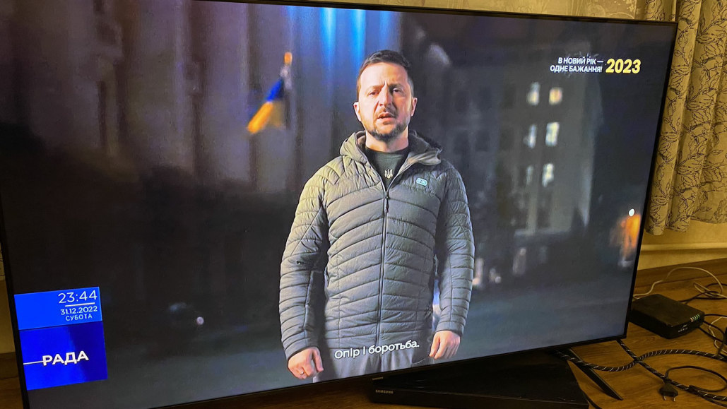 当地时间2022年12月31日午夜时分前后，泽连斯基新年致辞视频出现在乌克兰境内的电视上 图源：英国《卫报》引自社交媒体