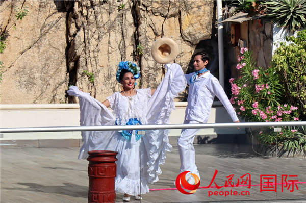 在拉巴斯教堂花园拍婚纱照的新人 于世文 摄