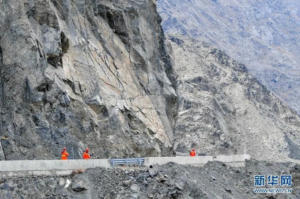 5月8日，新疆奎屯公路管理局独山子分局乌兰萨德克养护站工人在独库公路上清理碎落的山石。新华社记者胡虎虎摄