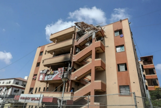 当地时间25日，加沙地带南部汗尤尼斯纳赛尔医院的一栋建筑在以色列袭击中受损 图源：外媒