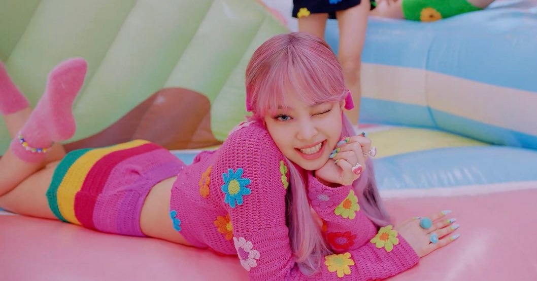 后来去看了mv,发现动态图里的jennie更有灵性,随便截几张给大家饱饱