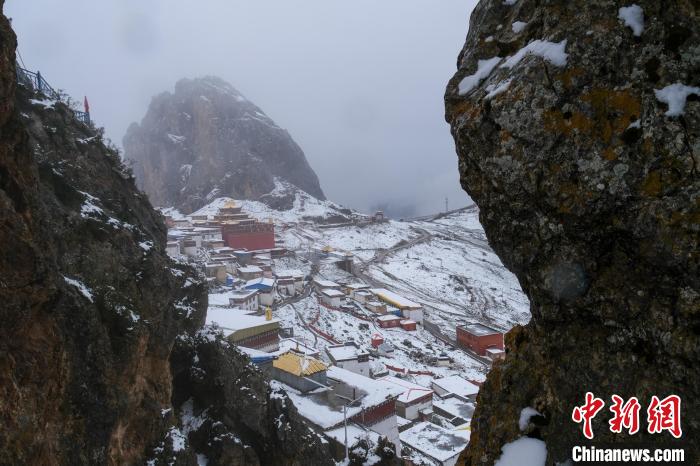 图为雪后远眺云雾中的孜珠寺。　江飞波 摄