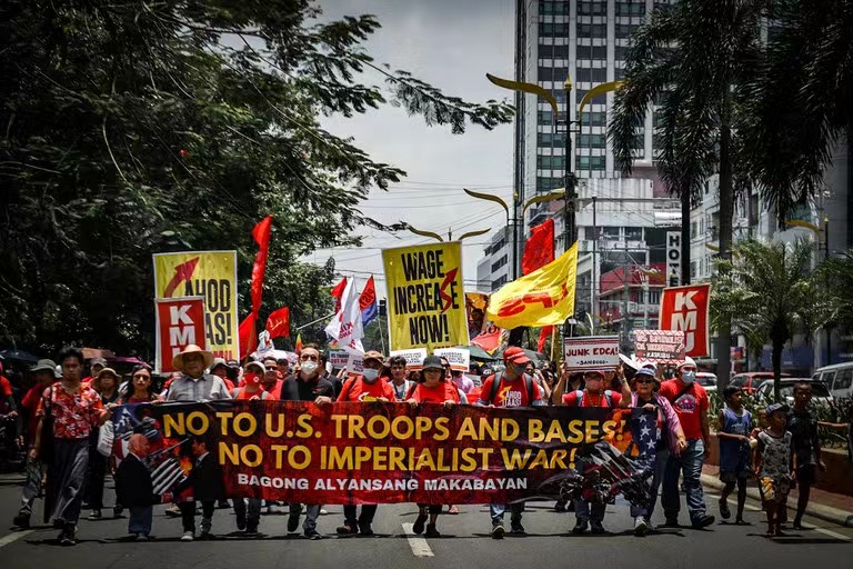 根据外媒发布的抗议现场照片及视频，数百名菲律宾抗议者5月1日抗议向美军开放更多在菲律宾的军事基地。
