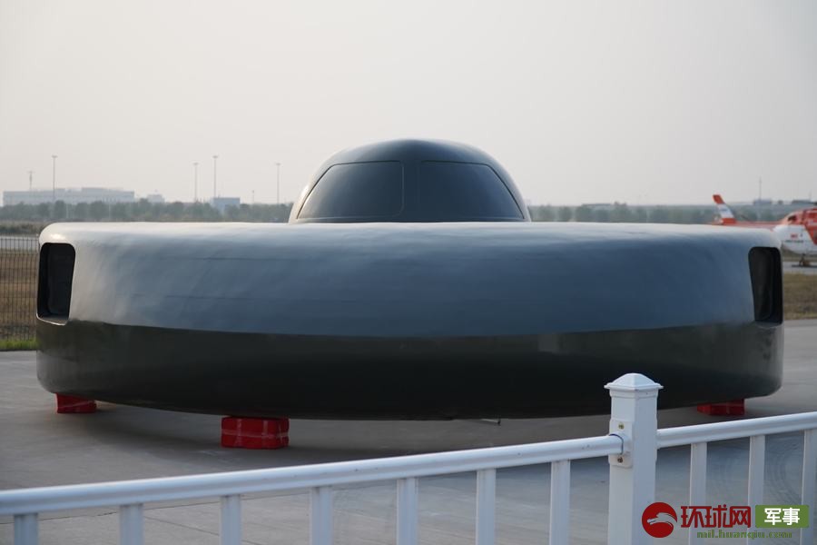 在室外展区进行静态展示的“超级大白鲨”直升机模型