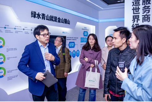 图为浙江龙盛集团研究院院长何旭斌向中外媒体介绍研究院情况