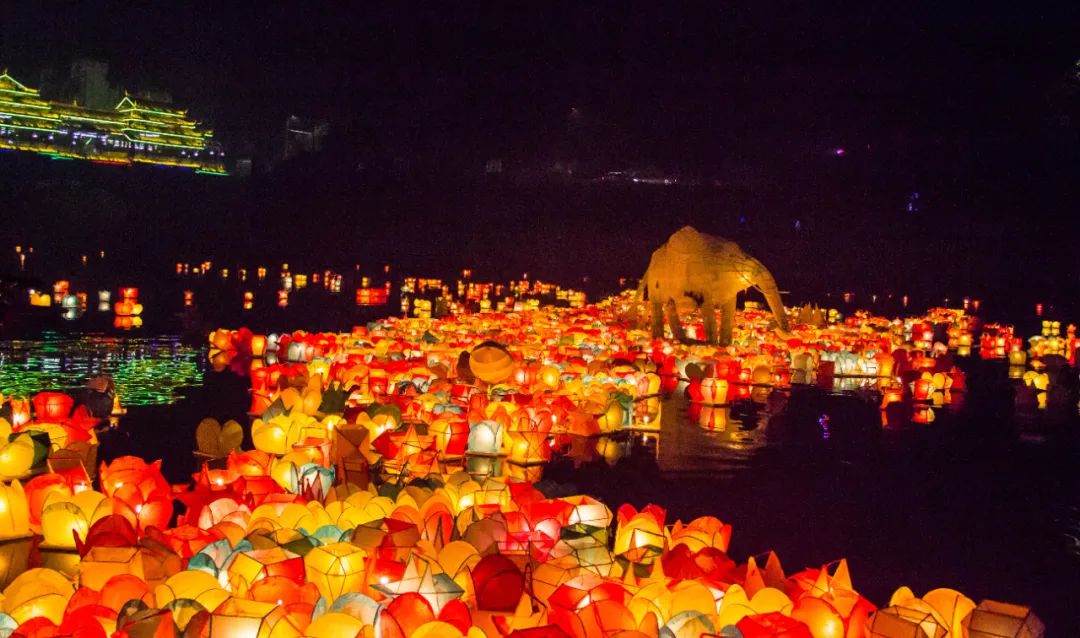 ▲中元节前夕,广西桂林资源县资江灯谷万人祈福共同漂放河灯,再现“万盏河灯漂资江”奇观,花样繁多的大小河灯交相辉映,带着祝福点亮资源山城之夜。(中新社记者 杨宗盛 摄)