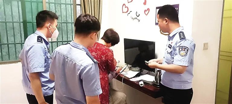 白沙公安局桥南派出所民警在宾馆里阻止王女士转账。（白沙警方供图）