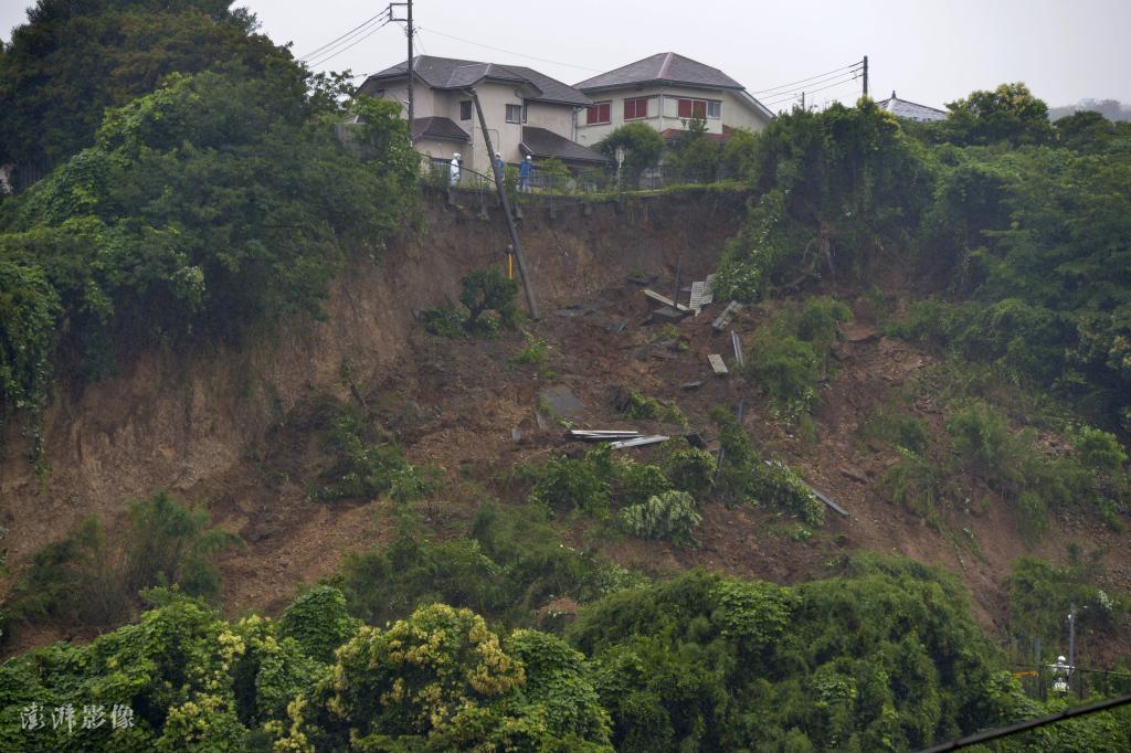 日本神奈川县暴雨引发泥石流