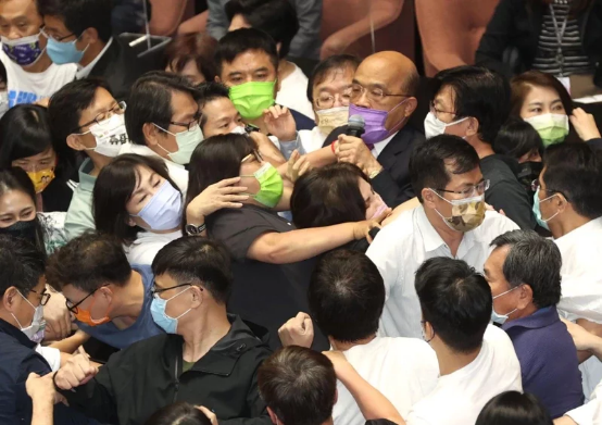 台“立法院”暴发冲突 图片来源：台湾联合新闻网