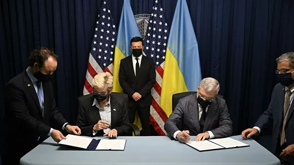 美乌代表签署文件时泽连斯基在其身后站着 图自俄新社