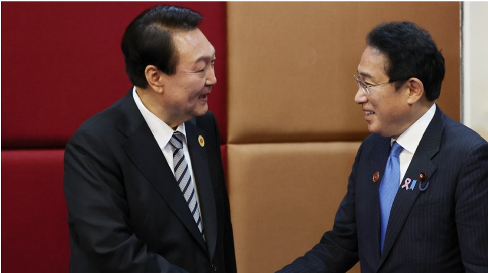 尹锡悦（左）与岸田文雄（右）于2022年11月在柬埔寨金边出席活动期间会面。图自韩媒