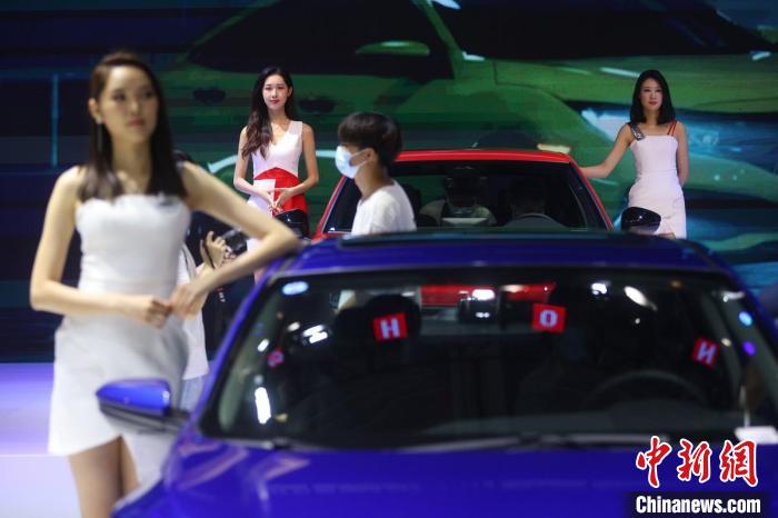 民众走进南京车展赏香车过假期乐享生活