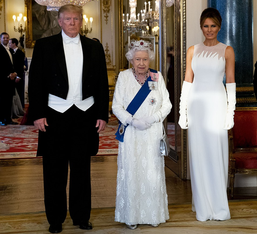2019年6月，伦敦白金汉宫，特朗普与妻子梅拉尼娅与英国女王伊丽莎白二世合影