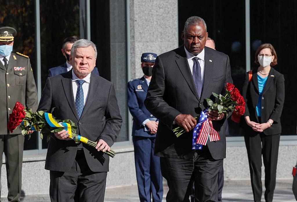 乌克兰国防部长塔兰（左）与美国国防部长奥斯汀（右）