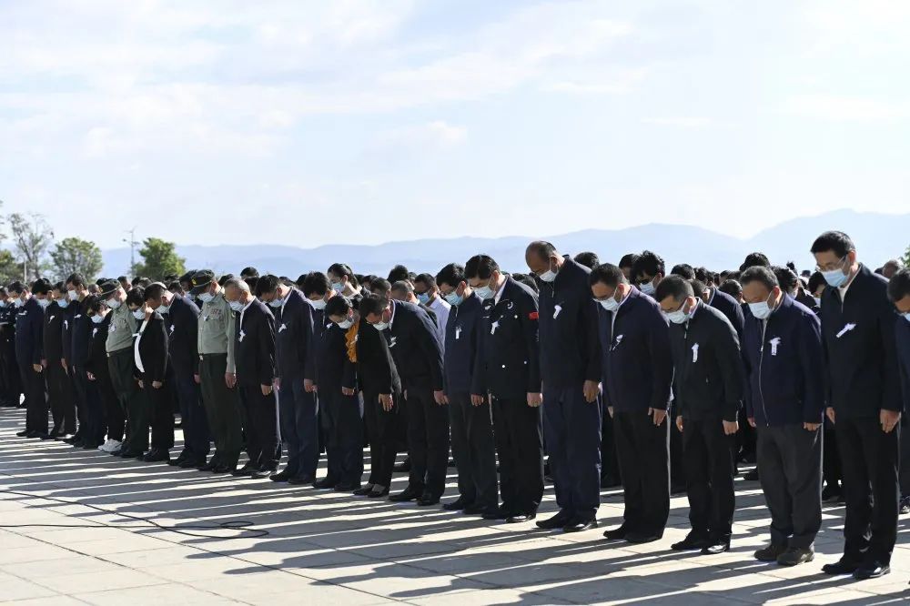 向逝去英雄表达深切追思全场肃立,行默哀礼9时30分,仪式正式开始祭礼