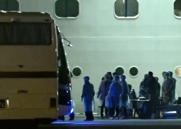 “钻石公主”号邮轮上部分香港居民下船。（图源：香港“东网”）
