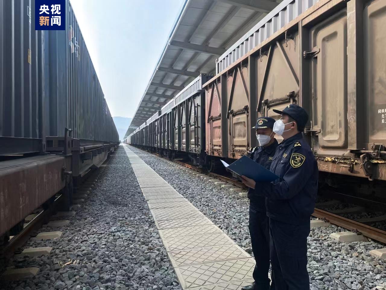 海關關員對中老鐵路國際貨物列車集裝箱號進行核查截至2023年12 131