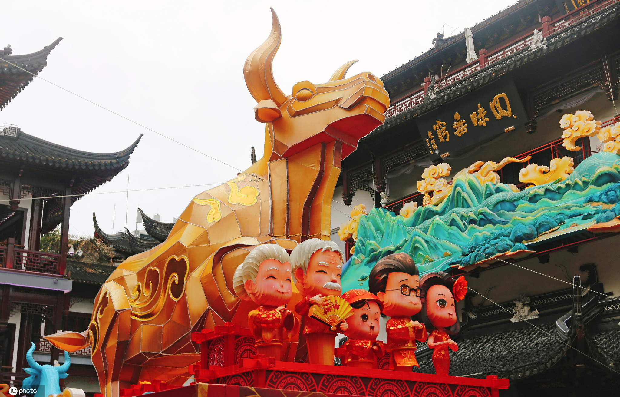 上海豫园春节民俗艺术灯会即将举行 九曲桥"江南百景图",生肖金牛彩灯