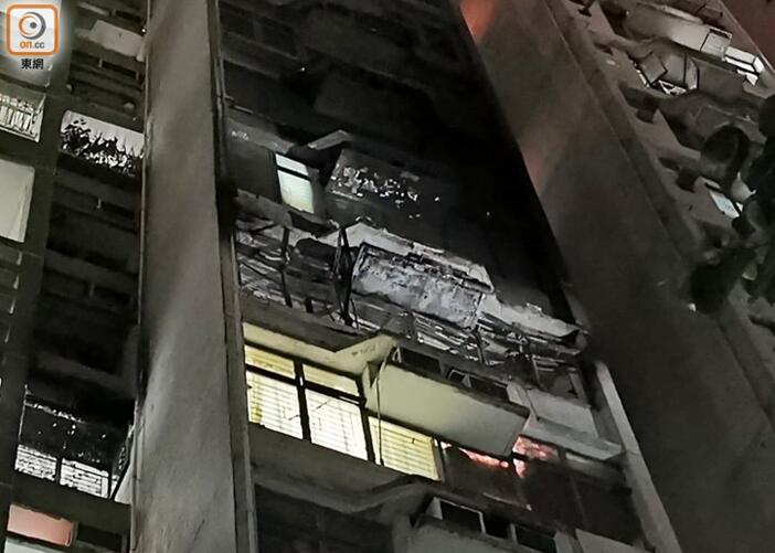 涉事房屋外墙被熏黑。图源：香港“东网”