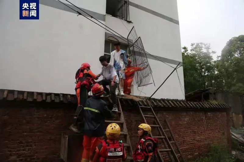 云南暴雨致2死_女子贵州露营遇山洪失联_云南暴雨或破纪录新闻