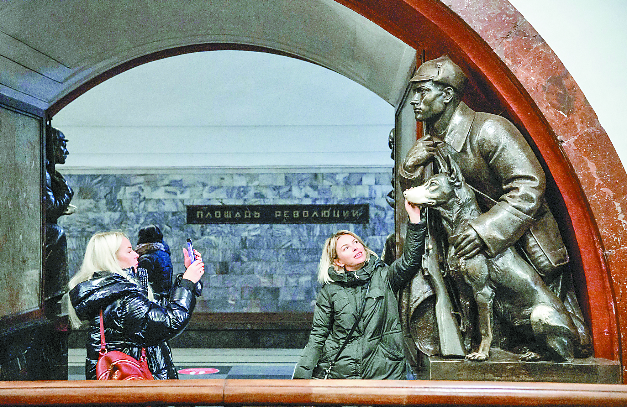 革命广场站雕塑群