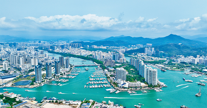 旅游业作为海南自贸港建设聚焦的四大主导产业之一，是中国旅游经济的风向标，在今年实现了强劲复苏。图为2023年4月1日，三亚港出海口，海天一色，风光旖旎，引得游客纷至沓来。 人民图片 张远明/摄