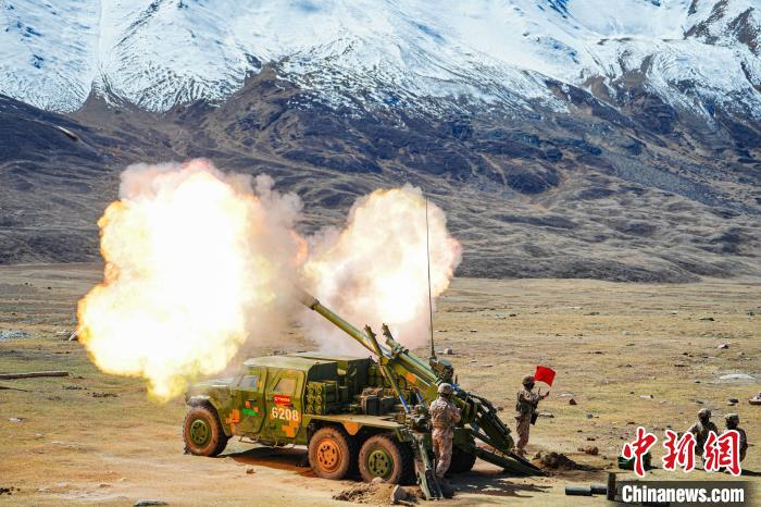 陆军某旅进行车载榴弹炮实弹射击