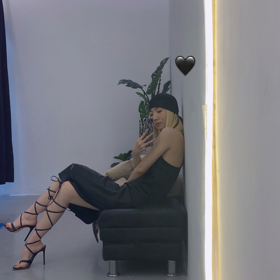 孟美岐晒对镜自拍照 脚踩绑带高跟鞋性感十足