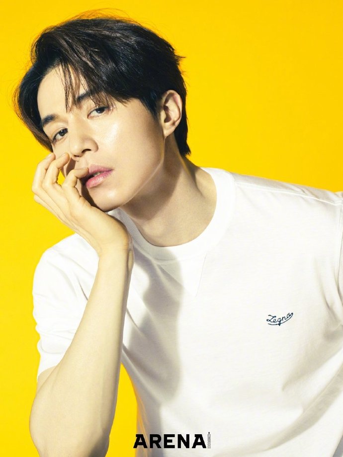 韩国国宝美男李东旭 简约休闲风帅气迷人